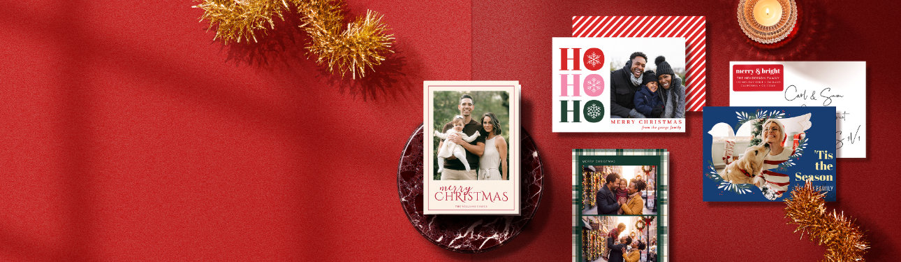 Cartes photo de Noël personnalisées aux motifs dorés, verts et bleu marine, disposées sur un fond rouge festif avec des guirlandes et une lumière de bougie.
