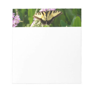 Swallowtail Butterfly op Paarse wilde bloemen Notitieblok
