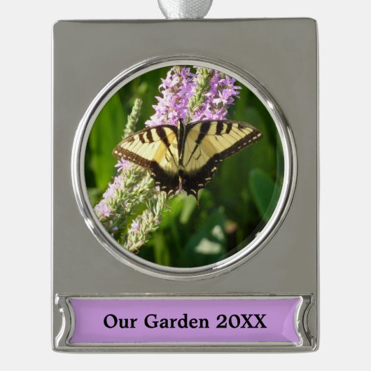 Swallowtail Butterfly op Paarse wilde bloemen Verzilverd Banner Ornament (Voorkant)