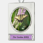 Swallowtail Butterfly op Paarse wilde bloemen Verzilverd Banner Ornament (Links)