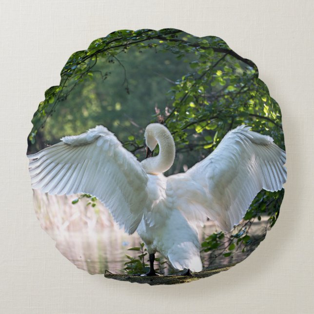 Swan met Wings Spread Rond Kussen (Voorkant)