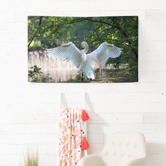 Swan met Wings Spread Spandoek (Insitu)