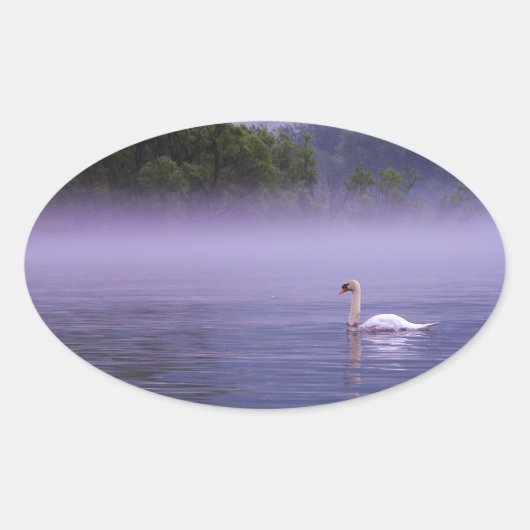 Swan op het meer ovale sticker (Voorkant)
