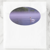 Swan op het meer ovale sticker (Tas)