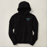Sweat - shirt à capuche brodé par jeune mariée<br><div class="desc">La jeune mariée a brodé le sweat - shirt à capuche,  avec la jeune mariée et l'année sur le secteur gauche de coffre,  et sur le dos de la veste,  dans le bleu !  Éditez l'année,  ou customisez les couleurs des textes si vous souhaitez !</div>