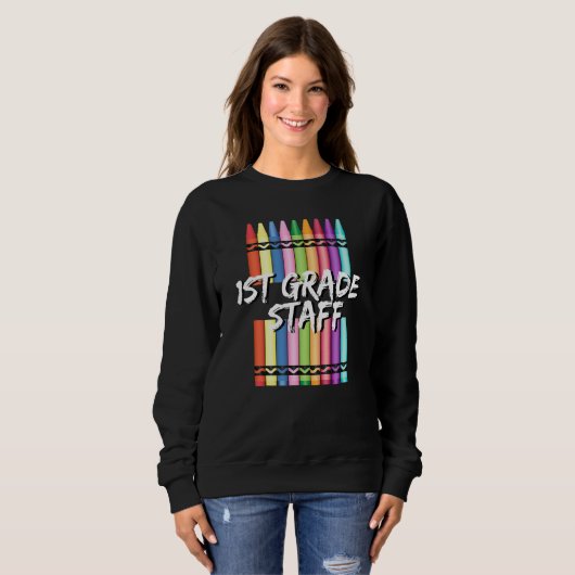 Sweatshirt 1st First Grade Staff Crayons (Devant entier)