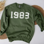 Sweatshirt Anniversaire 1983 40e cadeau Vintage<br><div class="desc">Ce Sweatshirt cadeau d'anniversaire à effet or personnalisé est parfait pour célébrer l'âge de 40 ans et montrer au monde que la vie commence vraiment à cet âge. C'est un excellent choix pour une fête d'anniversaire ou un week-end amusant, et il est sûr de vous faire sentir fier et heureux...</div>