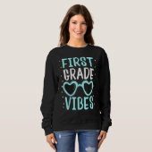 Sweatshirt Back To School First Grade Vibes Student Teacher W (Devant entier)