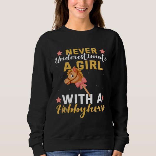 Sweatshirt Backprint Never underestimate a girl with a Hobbyh (Devant)