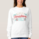 Sweatshirt Beachy Christmas Vibes Tropical Summer Beach<br><div class="desc">Beachy Christmas Vibes Tropical Summer Beach Christmas Holiday Sweatshirts présente un design de Noël amusant avec le texte "Beachy Christmas Vibes" dans la typographie de script moderne accentué avec des coquillages, des palmiers et des cadeaux. Parfait pour un été ou un Noël tropical et les vacances. Créé par Evco Holidays...</div>