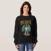 Sweatshirt Beagle confiant sur souche d'arbre avec style rétr (Devant entier)