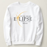 Sweatshirt Black & Gold 2024 Texas Total Solar Eclipse<br><div class="desc">Voici notre t-shirt moderne Black & Gold 2024 Texas Total Solar Eclipse Custom T-Shirt, une pièce élégante et commémorative pour cet événement céleste rare. cette chemise capture l'élégance et l'excitation de l'éclipse solaire totale. Avec l'année 2024 courageusement affichée, ainsi que l'emplacement du Texas, il sert de garde intemporelle de ce...</div>