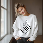 Sweatshirt Bonjour cinquante moderne minimaliste élégant 50e<br><div class="desc">Bonjour cinquante typographie minimaliste moderne simple noir et blanc déco de fête de 50e anniversaire de mariage favoriser sweatshirt de vêtements assortis. Une collection contemporaine.</div>