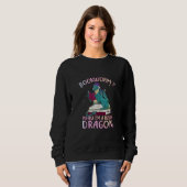 Sweatshirt Bookworm S'il vous plaît Je suis un Dragon de Livr (Devant entier)