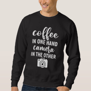Sweatshirt Café dans une main appareil photo dans l'autre Ph