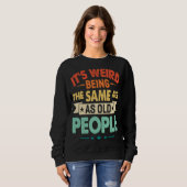 Sweatshirt C'est bizarre d'être le même âge que la naissance (Devant entier)