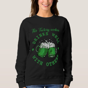 Sweatshirt Cet ouvrier d'usine boit bien avec les autres St P