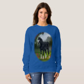 Sweatshirt Cheval de l'Arabe Noir dans la prairie de printemp (Devant entier)