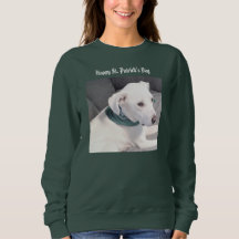 Chien blanc mignon portant un écusson vert