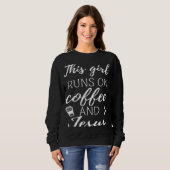 Sweatshirt Coffee Addict This Girl Runs On Coffee And Jesus (Devant entier)