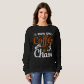 Sweatshirt coffee drinker saying I live on coffee and chaos 2 (Devant entier)