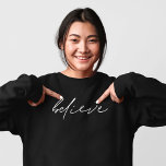 Sweatshirt Croire manuscrit Script Motivationnel<br><div class="desc">Croire Script manuscrit Motivationnel Quand un seul mot dit tout. Ce design minimaliste avec un mot inspirant,  Believe,  dans un style d'écriture manuscrite informel. Le texte peut être changé en une couleur différente si vous le souhaitez.</div>