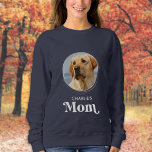 Sweatshirt Cute Dog MOM Personnalisé Retro Photo pour animal<br><div class="desc">Maman de chien ... Surprenez votre maman de chien préférée cette Fête des Mères, Noël ou son anniversaire avec ce super mignon t-shirt personnalisé photo animal de compagnie. Customisez cette chemise de maman chien avec les photos préférées de votre chien, et le nom. Cette chemise pour chien est un must...</div>