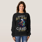 Sweatshirt Daddy By Day Gamer By Night Video Gamer Dad  1 (Devant entier)