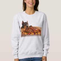 Doberman drôle regardant le rôti de boeuf