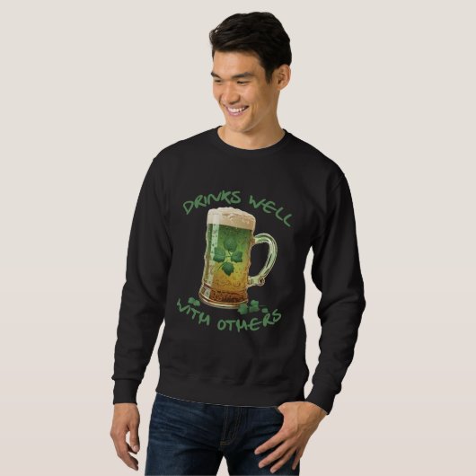 Sweatshirt Drinks Well With Others St Patrick s Day Drunk Bee (Devant entier)