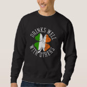 Sweatshirt Drinks Well With Others St Patrick s Day Drunk Bee (Devant)