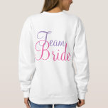 Sweatshirt du gâteau de mariage de l'équipe<br><div class="desc">Le sweatshirt présente l'illustration originale d'un gâteau mariage à plusieurs niveaux,  avec TEAM BRIDE dans une police rose et violet à l'envers.</div>