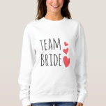 Sweatshirt Épouse d'équipe<br><div class="desc">Design génial avec la citation "Team Bride" et trois coeurs rouges. Idée de tenue géniale et drôle pour une fête de bachelorette ou pour la fête de mariage.</div>