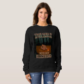 Sweatshirt Filles En Camping Avec Son Chien Keeshond Allemand (Devant entier)