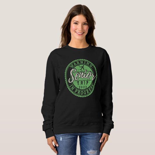 Sweatshirt Funny Warning Senior Trip In Progress 2023 Retirem (Devant entier)