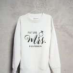 Sweatshirt Futur Mme Bride, Fiancé Fiançailles Cadeau personn<br><div class="desc">Futur Mme Bride, Fiancé Fiançailles Cadeau sweatshirt de nom personnalisé. Cette chemise fait un joli cadeau pour la future mariée brillante ! Ce sweatshirt cosy et élégant est doté des mots "Future Mrs." sur le devant, ce qui lui permet d'afficher fièrement son nouveau nom de famille. Ce qui rend ce...</div>
