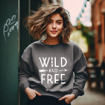 Sweatshirt Gris foncé sauvage et libre<br><div class="desc">Offrez-vous un esprit audacieux et aventureux avec nos vêtements et nos cadeaux personnalisés avec un graphique typographique "Wild and Free" en noir et blanc et un design design boho. Parfaits pour les esprits libres et les amateurs de design moderne et minimaliste, ces objets font une grande déclaration pour toute occasion....</div>