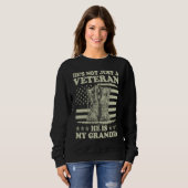 Sweatshirt He's Not Just A Veteran He Is My Grandpa Veterans  (Devant entier)