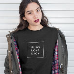 Sweatshirt Hugs Love and Joy | Noël minimal élégant<br><div class="desc">Sweatshirt de vacances simple, élégant et tendance avec une typographie minimaliste moderne cite "Hugs Love & Joy" en blanc avec une bordure blanche simple et propre. L'accueil peut être facilement customisé pour une touche personnelle. Un design audacieux, minimaliste et contemporain pour se démarquer de la foule en cette période de...</div>