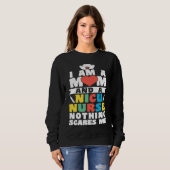 Sweatshirt I Am A Mom And A Nicu Nurse Nothing Scares Me Moth (Devant entier)