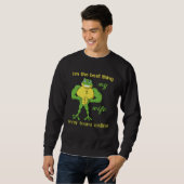 Sweatshirt I m The Best Thing My Wife Ever Found Online Frog  (Devant entier)