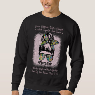 Sweatshirt Infirmière Fleur De Vie Elle Est Vêtue De Force Et