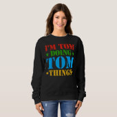 Sweatshirt Je suis Tom faisant des choses de Tom Tom Idée (Devant entier)
