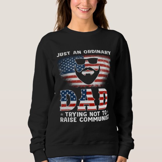 Sweatshirt Just An Ordinary Dad Trying Not To Raise Communist (Devant)