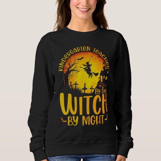 Sweatshirt Kindergarten Teacher By Day Witch By Night Hallowe (Devant)