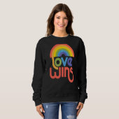 Sweatshirt L'amour gagne Rainbow Paint Typographic (Devant entier)