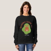 Sweatshirt Lapin sur le dos Design graphique rétro d'oeuf de  (Devant entier)