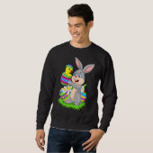 Sweatshirt Lapin Tenant Un Bébé Chick Hatching D'Un Goût (Devant entier)