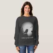 Sweatshirt Learn to Fight Alone – Lion Under Moonlight (Devant entier)