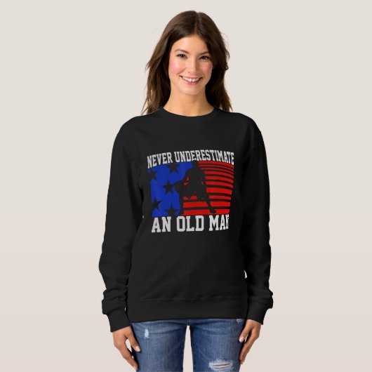 Sweatshirt Mens Never Underestimate An Old Man USA Flag Bas (Devant entier)